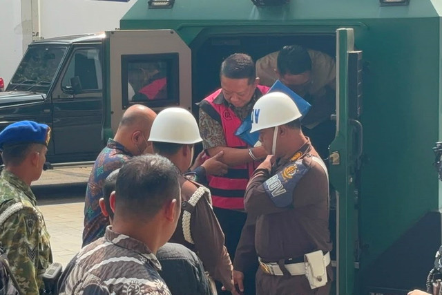 Eks Jampidsus Febrie Adriansyah tiba untuk menjalani pemeriksaan di Gedung Kejaksaan Agung, Jakarta Selatan, Jumat (7/8/2026). Foto: Pradya Tirta/kumparan