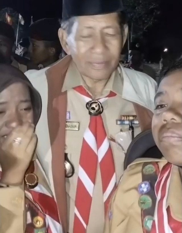 Tangis anggota Pramuka asal Ende. Dok Istimewa