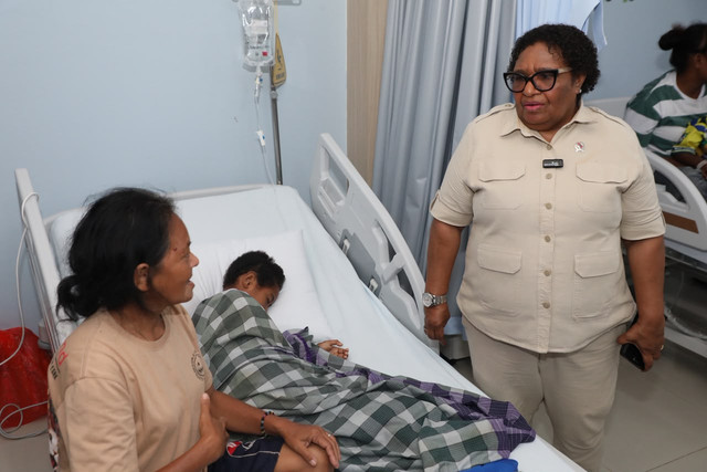 Wamendagri Ribka Haluk apresiasi penanganan cepat dan peran aktif Pemkab Jayapura serta sinergi lintas pihak dalam menangani korban dugaan keracunan Program MBG, Jumat (7/8/2026). Foto: Kemendagri RI