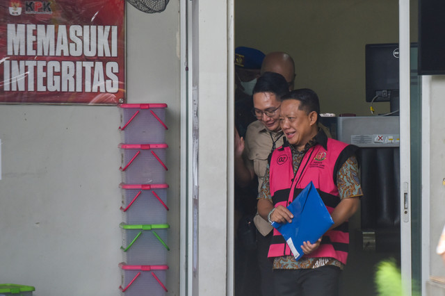 Tersangka yang merupakan mantan Jaksa Agung Muda Tindak Pidana Khusus (Jampidsus) Febrie Adriansyah (kanan) berjalan menuju mobil tahanan di Rutan Cabang KPK, Jakarta, Jumat (7/8/2026). Foto: Indrianto Eko Suwarso/ANTARA FOTO