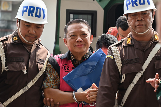 Tersangka yang merupakan mantan Jaksa Agung Muda Tindak Pidana Khusus (Jampidsus) Febrie Adriansyah (tengah) saat tiba di Gedung Utama Kejaksaan Agung, Jakarta, Jumat (7/8/2026). Foto: Fakhri Hermansyah/ANTARA FOTO