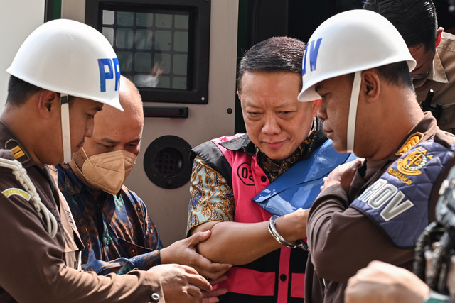 Tersangka yang merupakan mantan Jaksa Agung Muda Tindak Pidana Khusus (Jampidsus) Febrie Adriansyah (tengah) saat tiba di Gedung Utama Kejaksaan Agung, Jakarta, Jumat (7/8/2026). Foto: Fakhri Hermansyah/ANTARA FOTO