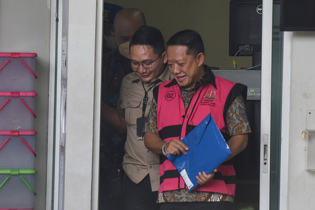 Tersangka yang merupakan mantan Jaksa Agung Muda Tindak Pidana Khusus (Jampidsus) Febrie Adriansyah (kanan) berjalan menuju mobil tahanan di Rutan Cabang KPK, Jakarta, Jumat (7/8/2026). Foto: Indrianto Eko Suwarso/ANTARA FOTO
