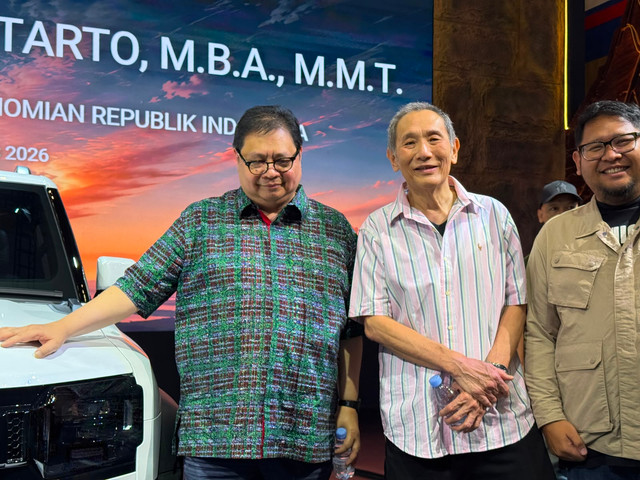 Pengusaha Jusuf Hamka bersama dengan Menteri Koordinator Bidang Perekonomian Republik Indonesia, Airlangga Hartarto di GIIAS 2026. Foto: kumparan