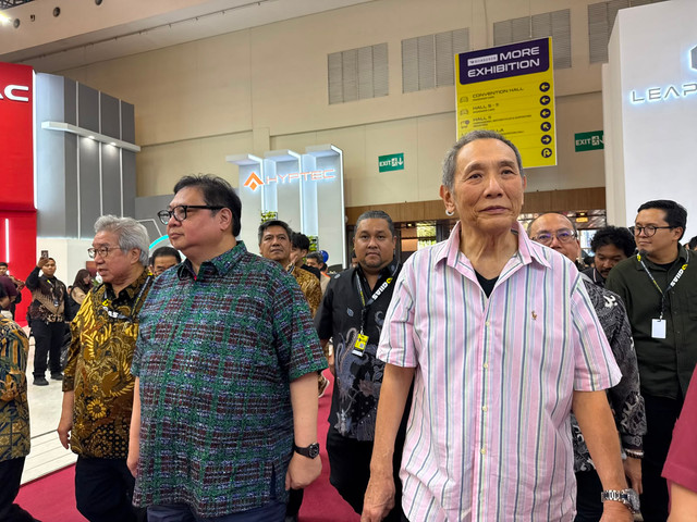 Pengusaha Jusuf Hamka bersama dengan Menteri Koordinator Bidang Perekonomian Republik Indonesia, Airlangga Hartarto di GIIAS 2026. Foto: kumparan