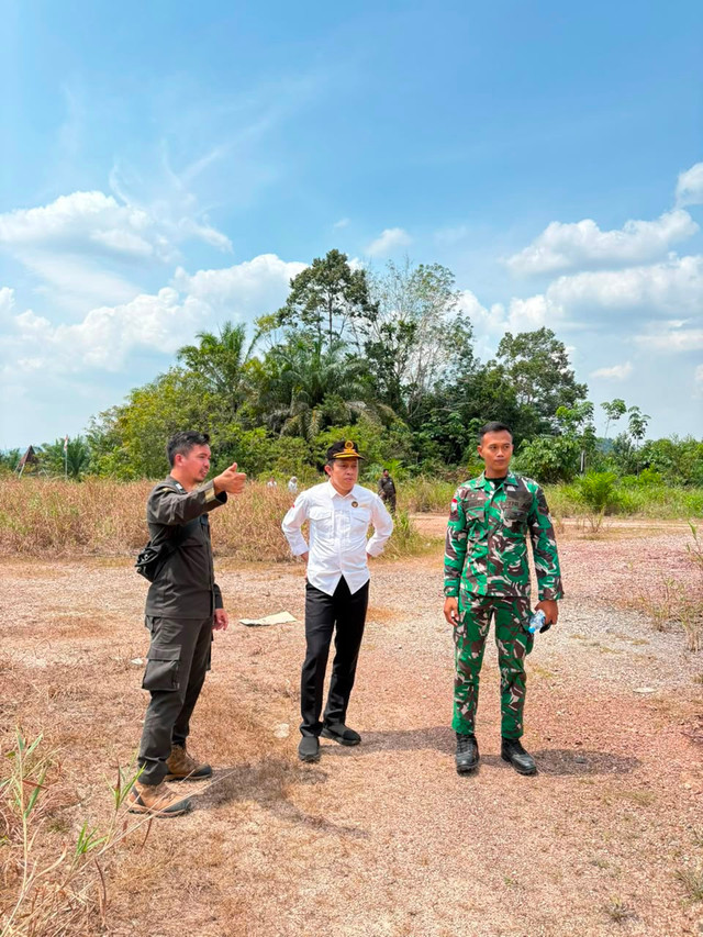 Kepala Karantina Kalbar saat memetakan jalur tikus di sekitar PLBN Nanga Badau