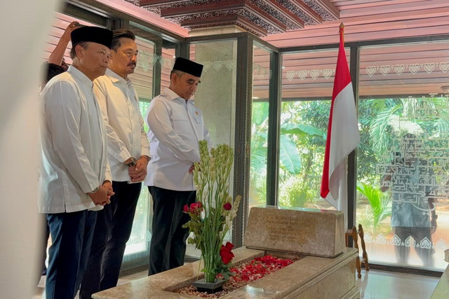 Ketua MPR Ahmad Muzani bersama tiga putri Bung Hatta berziarah ke Makam Bung Hatta di TPU Tanah Kusir, Kebayoran Lama, Jakarta Selatan, Jumat (7/8/2026). Foto: Nasywa Athifah/kumparan