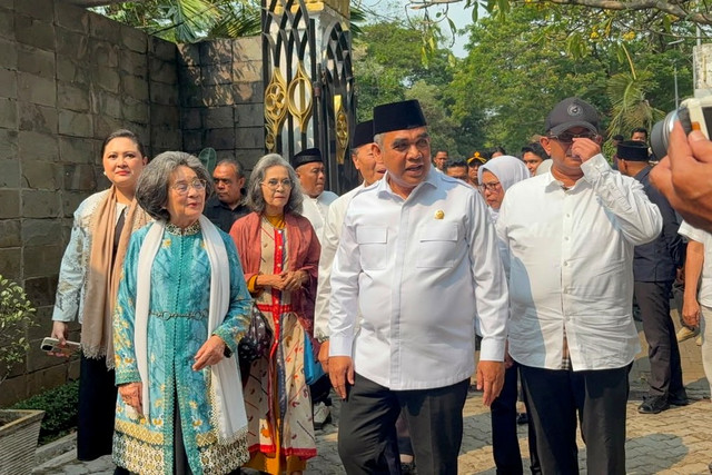 Ketua MPR Ahmad Muzani bersama tiga putri Bung Hatta berziarah ke Makam Bung Hatta di TPU Tanah Kusir, Kebayoran Lama, Jakarta Selatan, Jumat (7/8/2026). Foto: Nasywa Athifah/kumparan