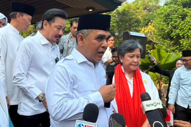 Ketua MPR Ahmad Muzani bersama tiga putri Bung Hatta berziarah ke Makam Bung Hatta di TPU Tanah Kusir, Kebayoran Lama, Jakarta Selatan, Jumat (7/8/2026). Foto: Nasywa Athifah/kumparan