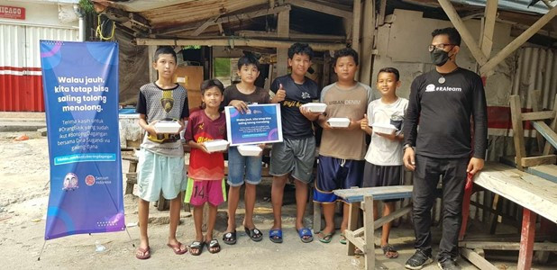 Hidayatullah (Pria berkaos hitam) menyalurkan bantuan makanan (sumber foto : YRAP)