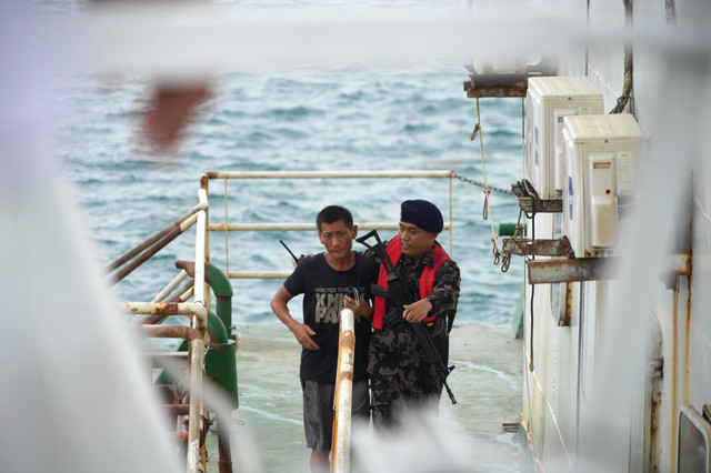 Foto awak kapal negara Kapal pengawas perikanan Ditjen PSDKP sedang mengamankan awak kapal perikanan asing (Foto:Moh Nur Nawawi)