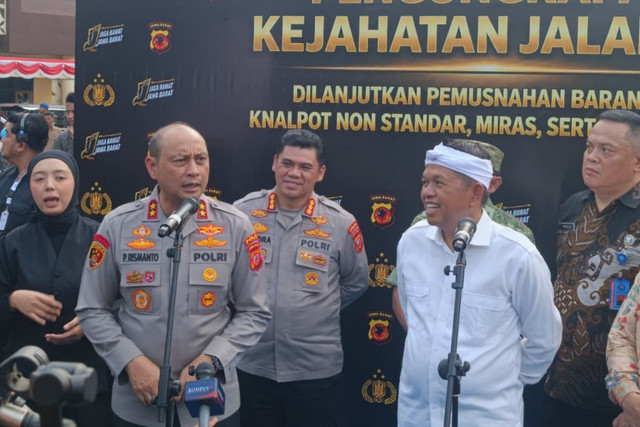 Kapolda Jawa Barat Irjen Pol Pipit Rismanto  bersama Gubernur Jawa Barat Dedi Mulyadi memberikan keterangan pers saat menghadiri pengungkapan kejahatan jalanan periode Juni hingga Agustus 2026 di Mapolda Jawa Barat, Bandung, Jumat (7/8/2026). Foto: Abisatya Ramdhani/kumparan