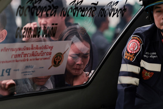 Kerabat menangis saat melihat jenazah korban penembakan berada di dalam ambulans di Sekolah Debsirin Nonthaburi, distrik Bang Kruai, Provinsi Nonthaburi, Thailand, Jumat (7/8/2026). Foto: Chalinee Thirasupa/REUTERS