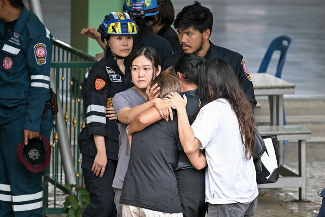 Istri seorang guru korban penembakan menangis saat berjalan keluar Sekolah Debsirin Nonthaburi, distrik Bang Kruai, Provinsi Nonthaburi, Thailand, Jumat (7/8/2026). Foto: Lillian SUWANRUMPHA / AFP
