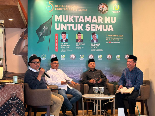 Iddy Muzayyad, Anggota Komisi Organisasi Muktamar ke-35 NU, Ahmad Baso, Intelektual dan Penulis NU, Anis Maftuhin, Pengasuh Ponpes Wali Salatiga, Jawa Tengah, dalam Serial Diskusi Muktamar ke-35 NU dengan tajuk "Muktamar NU untuk Semua" di Jakarta. Foto: Nauval Pratama/kumparan