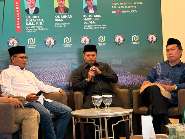 Iddy Muzayyad, Anggota Komisi Organisasi Muktamar ke-35 NU, Ahmad Baso, Intelektual dan Penulis NU, Anis Maftuhin, Pengasuh Ponpes Wali Salatiga, Jawa Tengah, dalam Serial Diskusi Muktamar ke-35 NU dengan tajuk "Muktamar NU untuk Semua" di  Jakarta. Foto: Nauval Pratama/kumparan