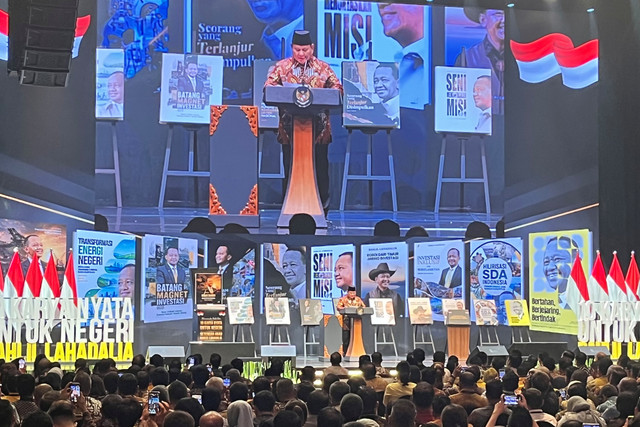 Presiden Prabowo Subianto memberikan sambutan saat menghadiri acara Peluncuran dan Bedah Buku "10 Karya Nyata untuk Negeri: Setengah Abad Bahlil Lahadalia" di Djakarta Theater, Jakarta Pusat, Jumat (7/8/2026). Foto: Fariza Rizky Ananda/kumparan