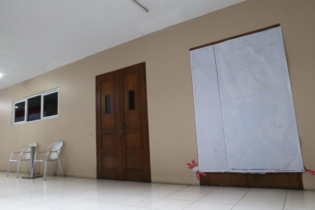 Petugas keamanan memeriksa pintu ruang gudang yang dulunya ruang kelas di Jakarta Selatan, Jumat (7/8/2026). Foto: Jamal Ramadhan/kumparan