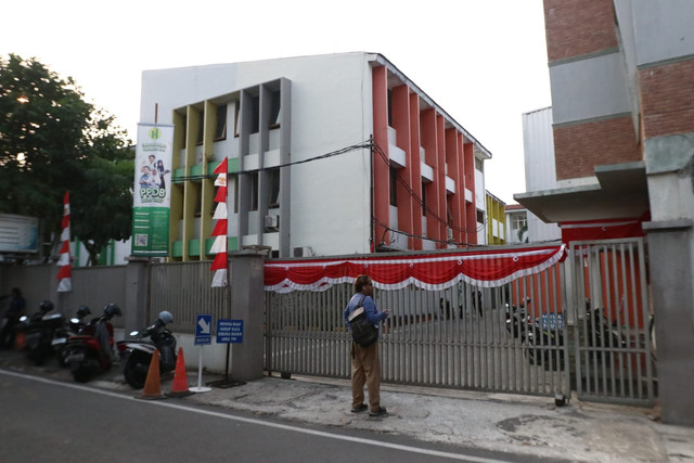 Suasana sekolah di kawasan Jakarta Selatan yang ditemukan ratusan senjata, narkoba dan cd porno pada Jumat (7/8). Foto: Jamal Ramadhan/kumparan