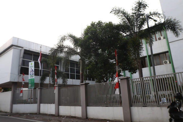 Suasana sekolah di kawasan Jakarta Selatan yang ditemukan ratusan senjata, narkoba dan cd porno pada Jumat (7/8). Foto: Jamal Ramadhan/kumparan