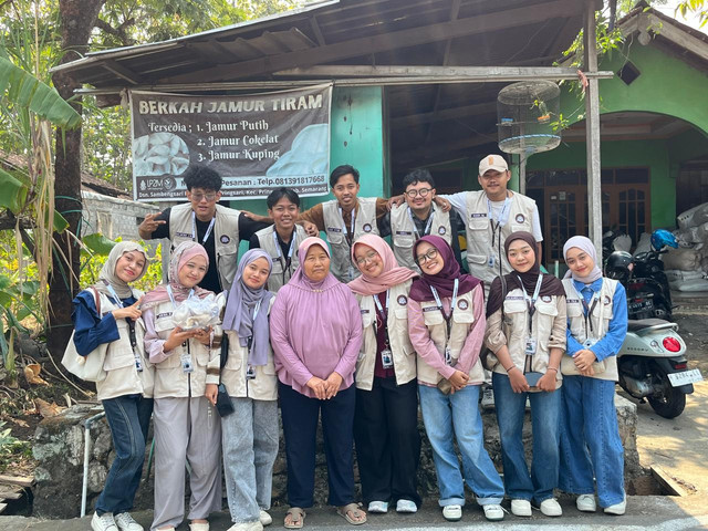 KKN MIT UIN Walisongo kunjungi UMKM Jamur di Dusun Sambengsari, Desa Pringsari, kecamatan Pringapus, Kabupaten Semarang. Dok: Medinfo KKN MIT UIN Walisongo Semarang.