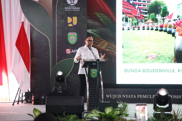 Wamendagri Bima Arya Sugiarto mendorong pemda menjadikan penghijauan sebagai gerakan berkelanjutan yang memperkuat ketahanan ekologis serta sosial-ekonomi di Pusat Persemaian Kabupaten Banyuasin, Sumatra Selatan, Jumat (7/8/2026). Foto: Dok. Kemendagri