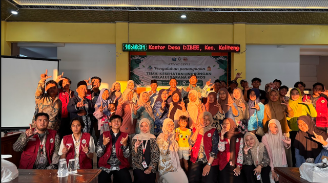 Foto bersama setelah acara selesai (Sumber: Foto diambil oleh mahasiswa KKN 67)