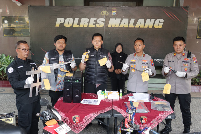 Polres Malang menunjukkan barang bukti komplotan spesialis pencurian baterai lithium tower telekomunikasi yang beraksi di sejumlah wilayah Kabupaten Malang pada Jumat (31/7/2026). Foto: Dok. Istimewa