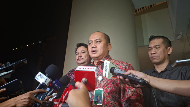 Kapuspenkum Kejaksaan Agung Anang Supriatna memberikan keterangan kepada wartawan terkait pemeriksaan mantan Jaksa Agung Muda Tindak Pidana Khusus (Jampidsus) Febrie Adriansyah di Gedung Kejaksaan Agung, Jakarta Selatan, Jumat (7/8). Foto: Pradya Tirta/kumparan