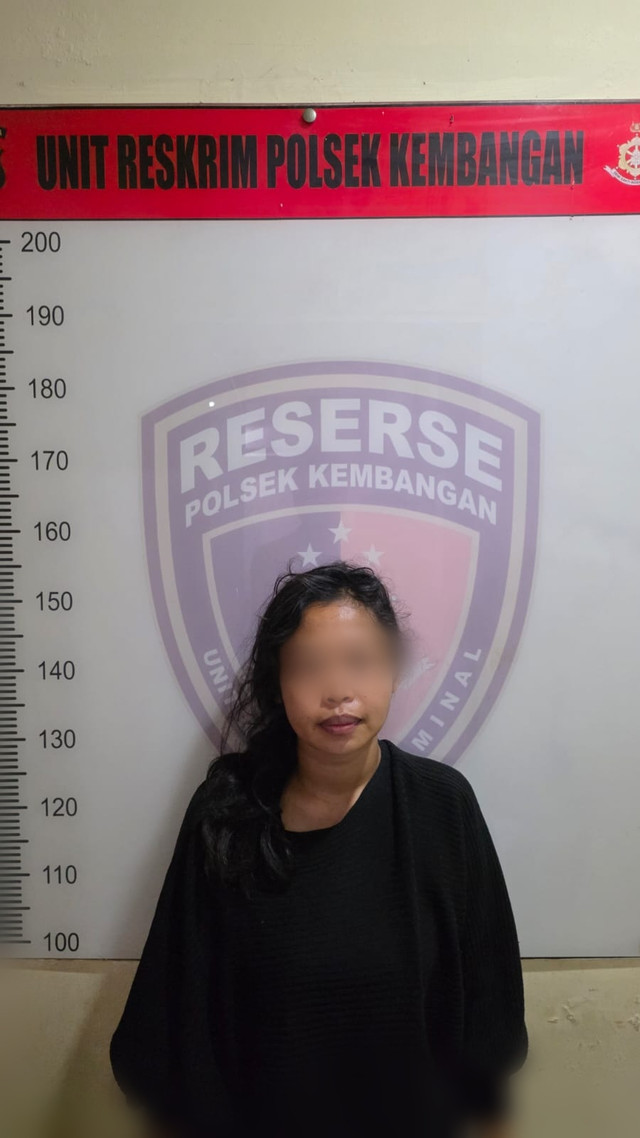 Pelaku kasus penggelapan motor oleh Polsek Kembangan Polres Jakarta Barat, Jumat (7/8). Foto: Polsek Kembangan/Polres Jakarta Barat