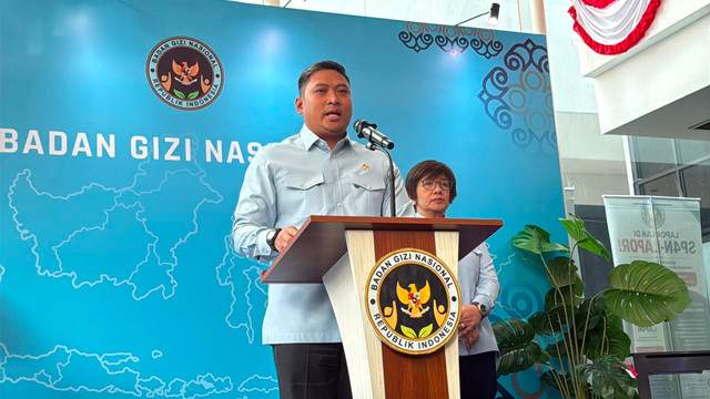 Kepala Badan Gizi Nasional (BGN), Sudaryono, bersama Wakil BGN, Agustina Arumsari, dalam konferensi pers di Kantor BGN, Jakarta Pusat, (7/8). Foto: Zahira Hilman/kumparan