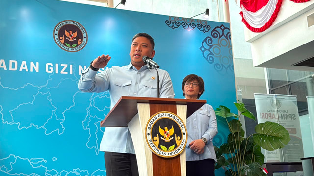 Kepala Badan Gizi Nasional (BGN), Sudaryono, bersama Wakil BGN, Agustina Arumsari, dalam konferensi pers di Kantor BGN, Jakarta Pusat, (7/8). Foto: Zahira Hilman/kumparan