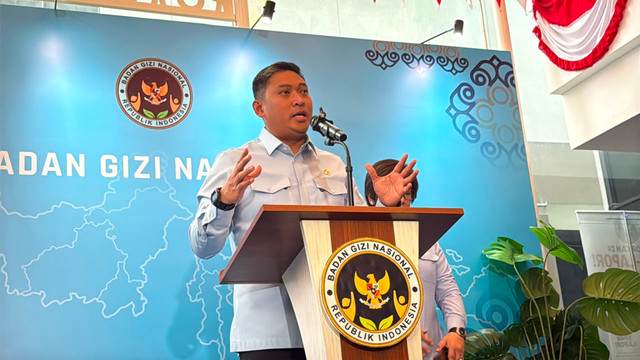 Kepala Badan Gizi Nasional (BGN), Sudaryono, bersama Wakil BGN, Agustina Arumsari, dalam konferensi pers di Kantor BGN, Jakarta Pusat, (7/8). Foto: Zahira Hilman/kumparan