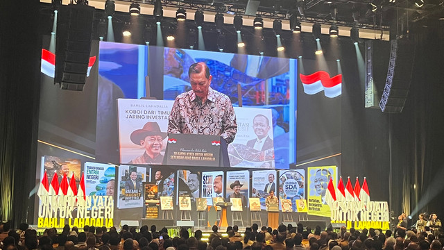 Ketua Dewan Ekonomi Nasional (DEN) Luhut Binsar Pandjaitan saat Peluncuran dan Bedah Buku karya Bahlil Lahadalia, Jumat (7/8). Foto: Fariza Rizky Ananda/kumparan