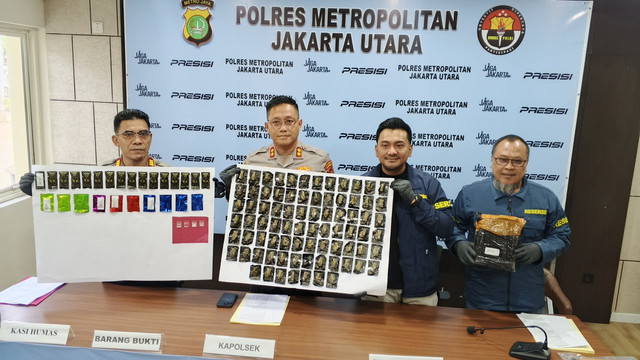 Kapolsek Metro Penjaringan AKBP Agta Bhuwana Putra bersama Kanit Reskrim Kompol Sampson S. Hutapea memberikan keterangan kepada wartawan dalam konferensi pers di Jakarta, Jumat (7/8). Foto: Dok Istimewa