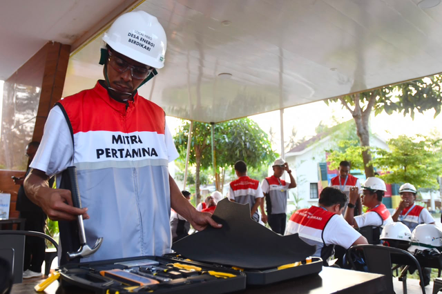 Peserta mengecek alat usai mengikuti sesi ujian praktik saat kegiatan Sertifikasi Lokal Hero Program Desa Energi Berdikari Pertamina yang diselenggarakan di Balkondes Wringin Putih, Borobudur, Magelang, Jawa Tengah pada Kamis (6/8/2026). Foto: Dok. Pertamina