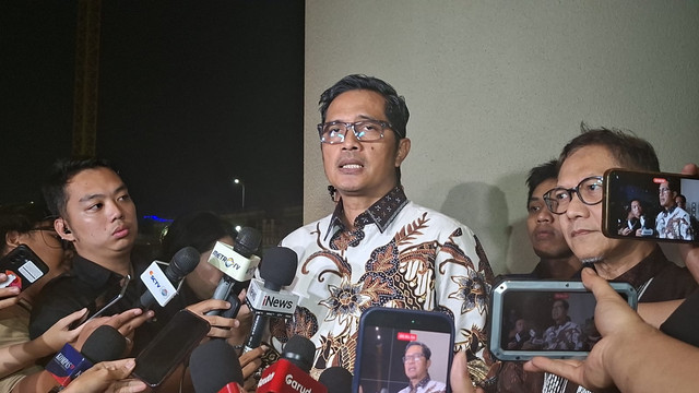 Kuasa hukum Febrie Adriansyah, Febrie Diansyah, memberikan keterangan kepada wartawan di Gedung Kejaksaan Agung, Jakarta Pusat, Jumat (7/8). Foto: Pradya Tirta/kumparan