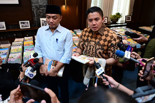 Mensesneg Prasetyo Hadi dan Seskab Letkol Teddy Indra Wijaya memberikan keterangan terkait perbaikan buku pelajaran siswa di Kompleks Istana Kepresidenan Jakarta, Jumat (7/8). Foto: Dok. Biro Pers, Media, dan Informasi Sekretariat Presiden