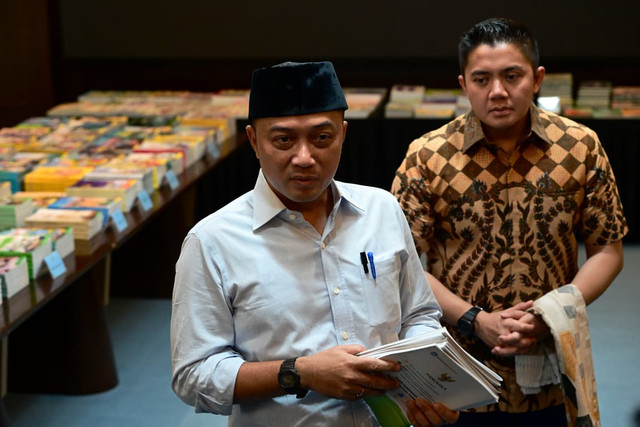 Mensesneg Prasetyo Hadi dan Seskab Letkol Teddy Indra Wijaya memberikan keterangan terkait perbaikan buku pelajaran siswa di Kompleks Istana Kepresidenan Jakarta, Jumat (7/8). Foto: Dok. Biro Pers, Media, dan Informasi Sekretariat Presiden
