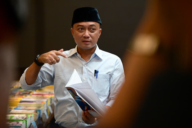 Mensesneg Prasetyo Hadi memberikan keterangan terkait perbaikan buku pelajaran siswa di Kompleks Istana Kepresidenan Jakarta, Jumat (7/8). Foto: Dok. Biro Pers, Media, dan Informasi Sekretariat Presiden