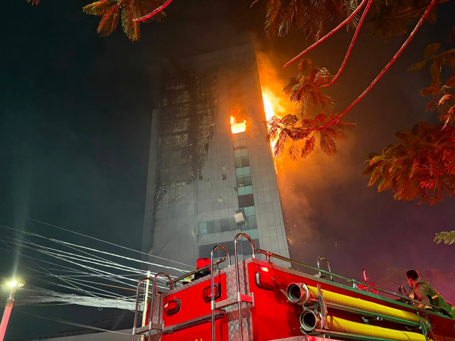 Kebakaran Gedung Abdul Moeis, Gambir, Jakarta Pusat, Jumat (7/8). Foto: Joakhim Tharob/kumparan