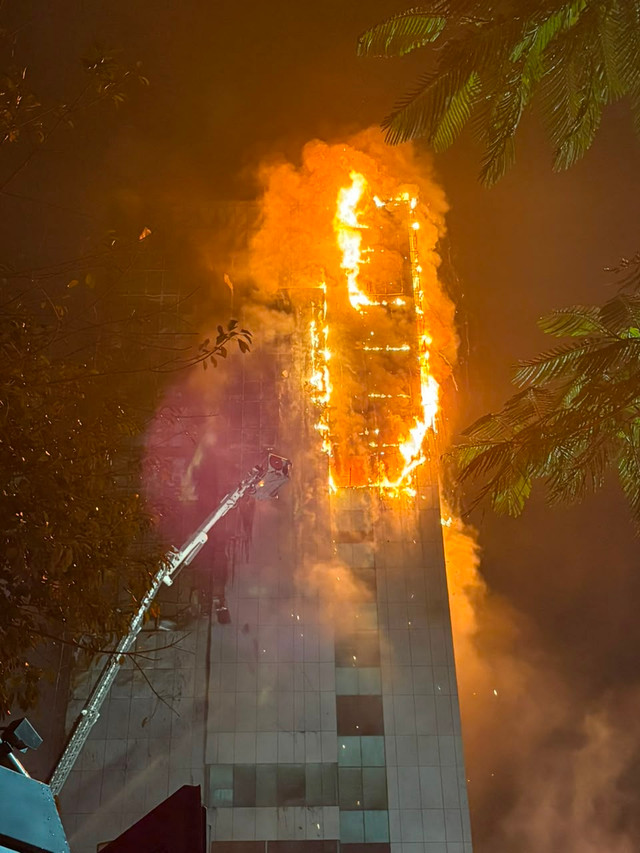 Kebakaran Gedung Abdul Moeis, Gambir, Jakarta Pusat, Jumat (7/8). Foto: Joakhim Tharob/kumparan