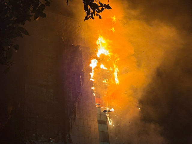 Kebakaran Gedung Abdul Moeis, Gambir, Jakarta Pusat, Jumat (7/8). Foto: Joakhim Tharob/kumparan