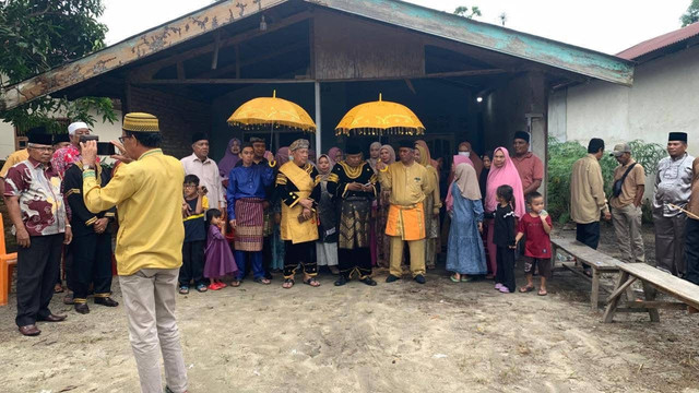 Suasana kemeriahan prosesi adat di Desa Pangkalan Baru, minggu (14/12). (Sumber: Dok. Riska Putri)