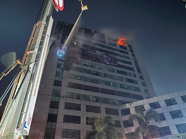 Gedung Bapenda DKI Jakarta terbakar pada Jumat (7/8) malam. Foto: Joakhim Tharob/kumparan