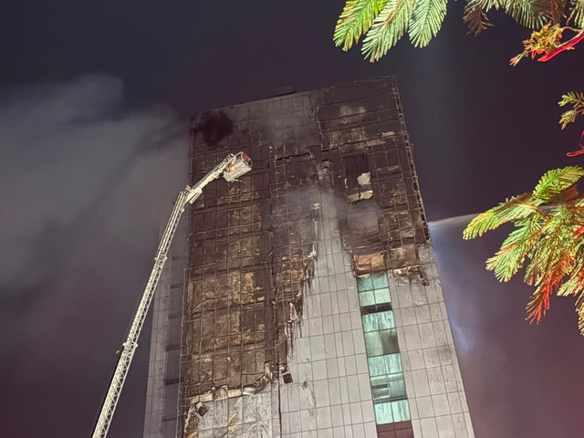 Gedung Bapenda DKI Jakarta terbakar pada Jumat (7/8) malam. Foto: Joakhim Tharob/kumparan
