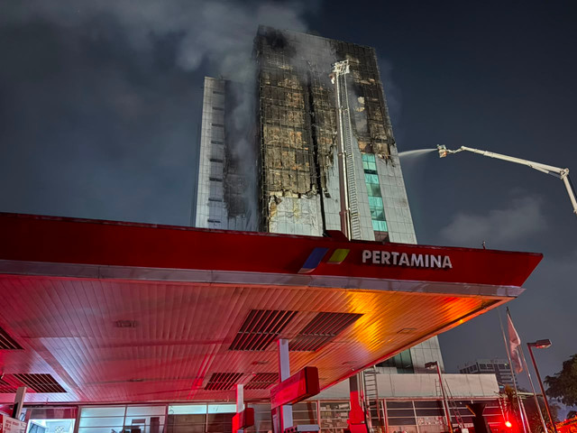 Gedung Bapenda DKI Jakarta terbakar pada Jumat (7/8) malam. Foto: Joakhim Tharob/kumparan