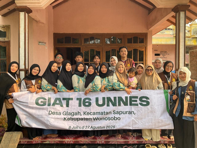 Kebersamaan mahasiswa KKN UNNES bersama ibu-ibu Dawisan Glagah Gunung.