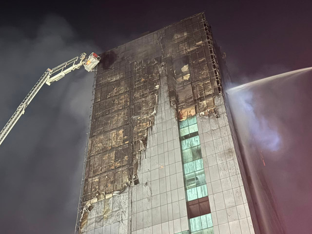 Kebakaran melanda gedung Bapenda DKI Jakarta pada Jumat (7/8) malam. Foto: Joakhim Tharob/kumparan