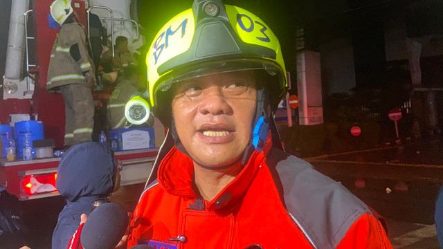 Kadis Gulkarmat DKI Jakarta Bayu Meghantara di lokasi kebakaran gedung Bapenda DKI Foto: Joakhim Tharob/kumparan